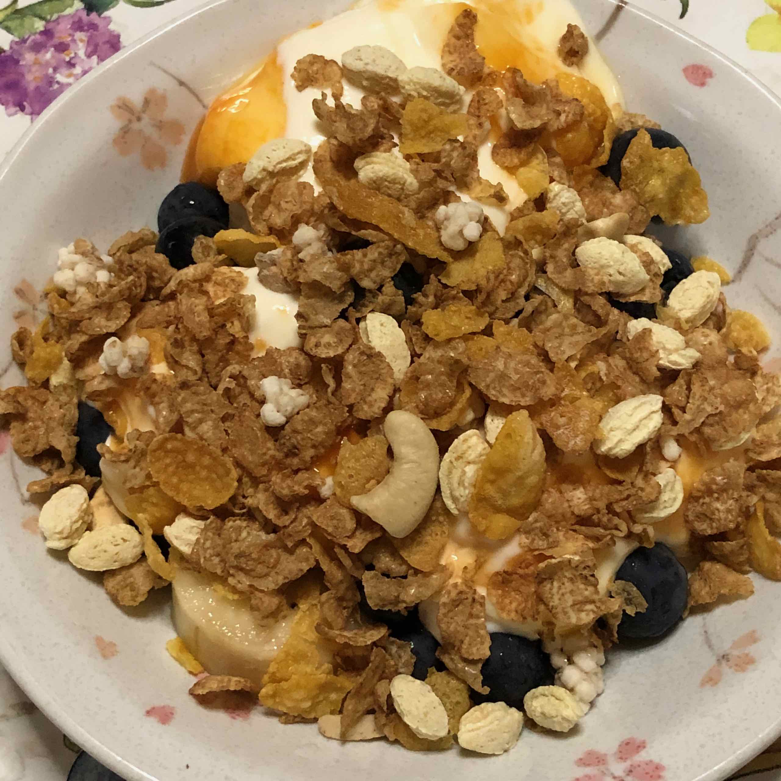 Banana, yogurt, blueberry and muesli featured image